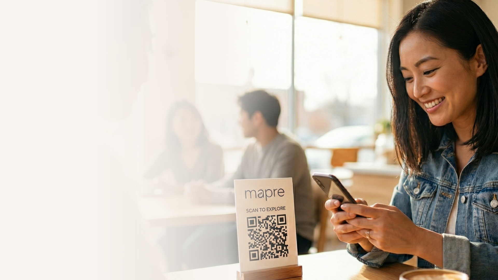 スマホを操作する女性